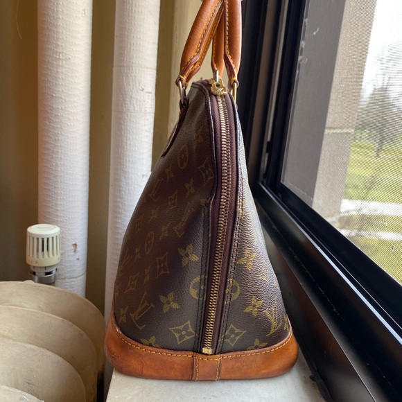 Louis Vuitton Alma - Picture 10 of 16